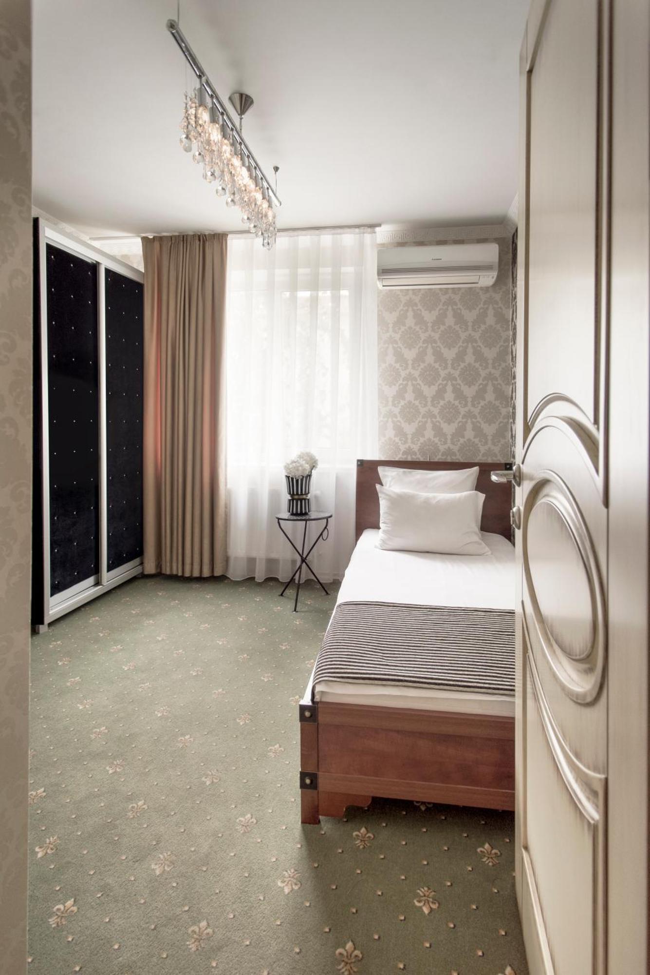 Weekend Boutique Hotel Chisinau Exterior photo